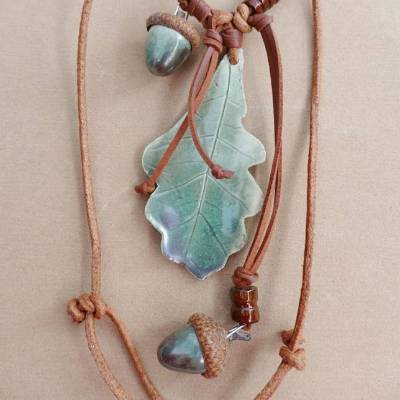 Keramikschmuck Collier *Eiche*  Eichenblatt aus lasierter Keramik Lederband Lagenlook Unikat 