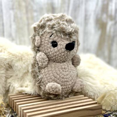Gehäkelter Igel in Beige als kuscheliger Begleiter für Babys und Kinder