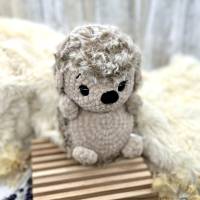 Gehäkelter Igel in Beige als kuscheliger Begleiter für Babys und Kinder Bild 2