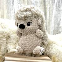 Gehäkelter Igel in Beige als kuscheliger Begleiter für Babys und Kinder Bild 3