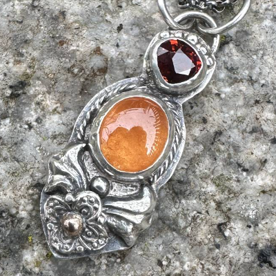 Spessartin Granat Anhänger aus 925 Silber & Gold – Handgefertigter Blumen Anhänger, Januar Geburtsstein