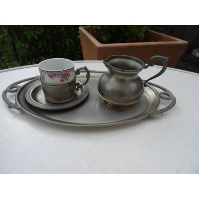 Porzellan-Zinn-Kombination bestehend aus Tablett, Milchkännchen und Porzellan-Zinn-Mokkatasse. Rein Zinn 95%