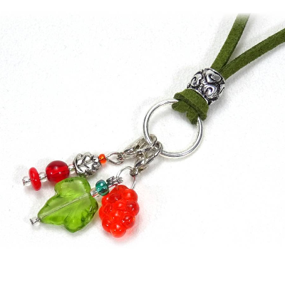 Kette oliv-grün Charmträger-Ring 2 Charms, carrier charms, aus Lederimitat Kette Band, olivgrün