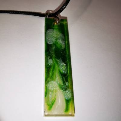 Mystischer Rechteck-Anhänger in Grün – 5 cm Länge, Handgefertigtes Resin-Kunstwerk