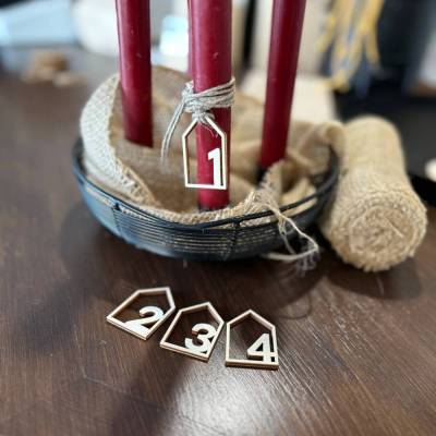 Häuschen-Anhänger Adventskranz aus Holz mit Zahlen 1-4 – natürliche Deko