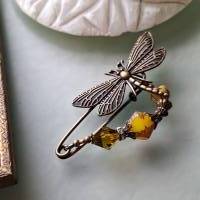 Schalnadel Libelle Chartreuse im Jugendstil, Brosche mit böhmischen Perlen in Oliv Gelbgrün N-7-AB-45 Bild 9