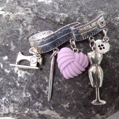 Näh-Accessoire Brosche – Schmucknadel Handarbeit mit Maßband, Schneiderpuppe & Nähmaschine