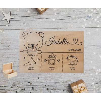 Eine personalisierte Baby-Erinnerungskiste mit einem niedlichen Teddybären – das ideale Holzgeschenk zur Geburt.