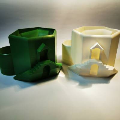 Hexagonaler Blumentopf als römische Villa mit dekorativen Details – 7 cm hoch