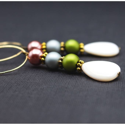 Creolen Ohrringe mit Perlen in Rosa, Grau, Olivgrün und Tropfenanhänger in Cremeweiß