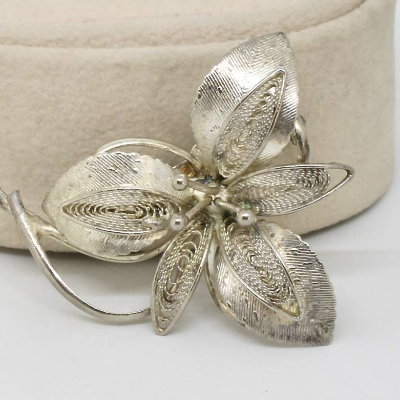 Florale Brosche Blätter Silberfarbe Filigran Vintage wuchtig 80er Jahre Damenbrosche Zeitlos Modern