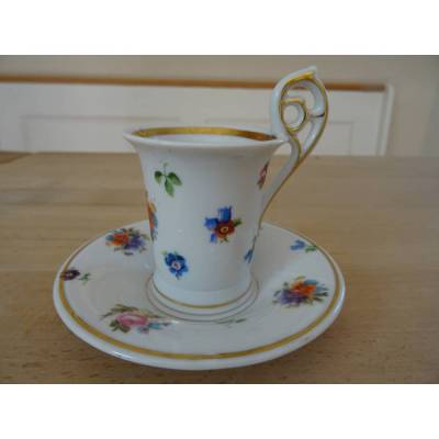 Mit Streublümchen dekorierte hohe Mokkatasse. Carl Wilhelm & Co