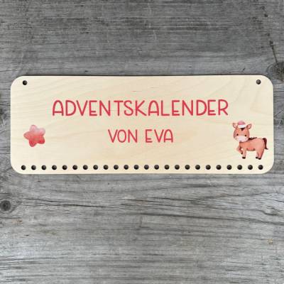 Personalisierter Holz-Adventskalender mit Pferd mit Weihnachtsmütze