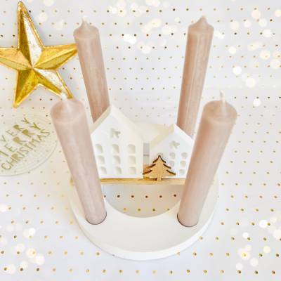 Zauberhafter Adventskranz mit Häusern oder Wichtel. Adventskranz. Handmade Adventsgesteck.