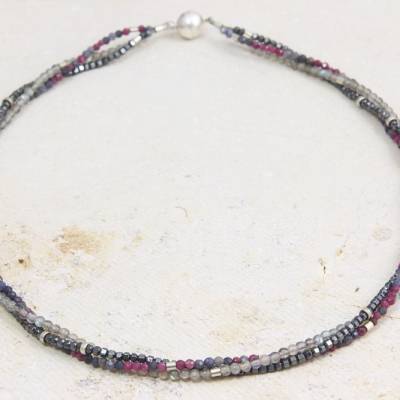 Edelsteinkette mit Silberteilchen, Saphir, Mondstein und Hämatin, 3-reihig