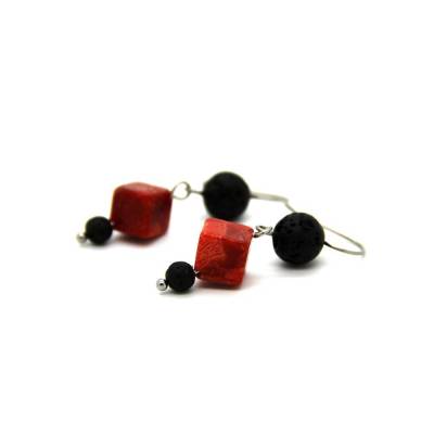 Korallen-Würfel-Edelstahlohrhaken in Orangerot mit schwarzen Lava-Kugeln, eingehängtes Element, Hängeohrring, Schmuck