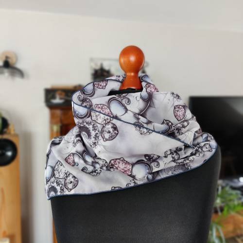 Weiches Chiffontuch mit fraktalen Ornamenten und Edelsteinen