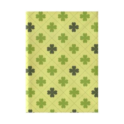 Notizheftchen Kleeblätter in Hell- und Dunkelgrün auf Grün, DIN A6 blanko, Einband gefaltet