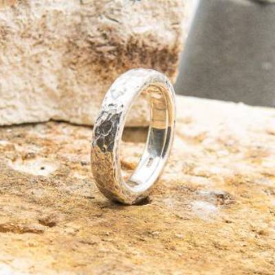 massiver Ring mit gehämmerter Struktur, Weihnachtsgeschenk