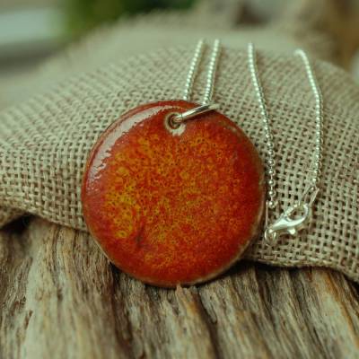 Silberne Kugelkette mit Keramikanhänger in Orangerot