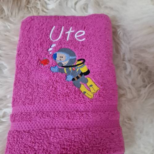 Handtuch Taucher mit Namen bestickt pink W590