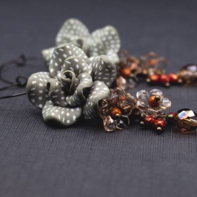 Creolen Ohrringe mit Fimo Blume grau weiß gepunktet, Acrylblüten