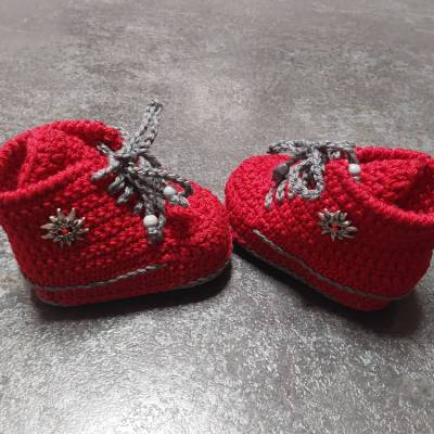 Babytrachtenschuhe ca. 10cm dunkelrot – Handgehäkelt mit Edelweiß-Knopf für Trachtenoutfits