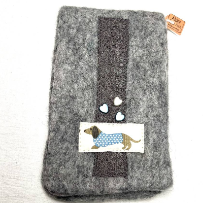 Handytasche, handgefilzt aus grauer Schurwolle mit Spitze, Herzen und Dackel- Applikation