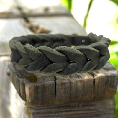 Hundehalsband aus Fettleder geflochten in Tannengrün mit Messingbeschlägen für die Größe ca. 25 - 29 cm