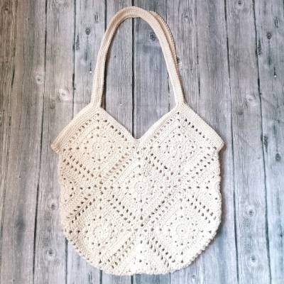Gehäkelte Tasche aus Granny squares in weiß 