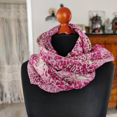 Weiches Chiffontuch mit rosa Leo Tierfell