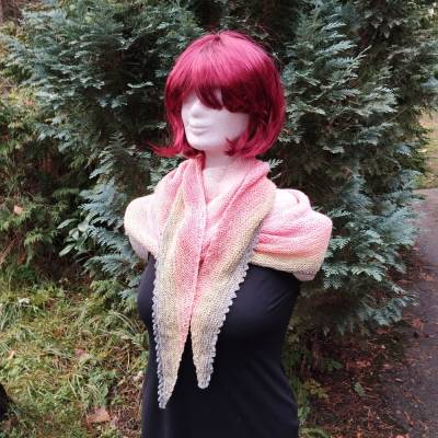 Gestricktes Halbrund-Tuch mit Farbverlauf & gehäkelter Bogenkante – Einzigartiges Accessoire