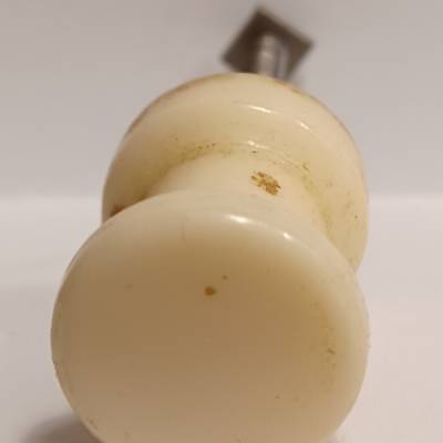 Alter Kunststoff Schubladenknopf mit Gewindestange & Schraube um 1920 – Vintage Möbelgriff