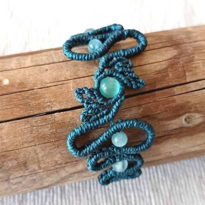 extravagantes Makramee Armband in petrol mit passenden Glasperlen