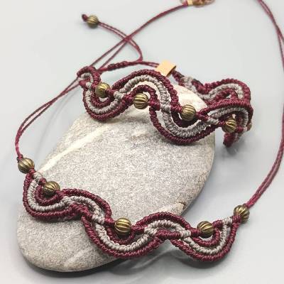 Makramee Schmuckset bestehend aus Kette und Armband in bordeaux und silbergrau mit bronzefarbenen Metallperlen