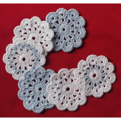 6 Stück gehäkelte Untersetzer / Deckchen aus Bauwolle