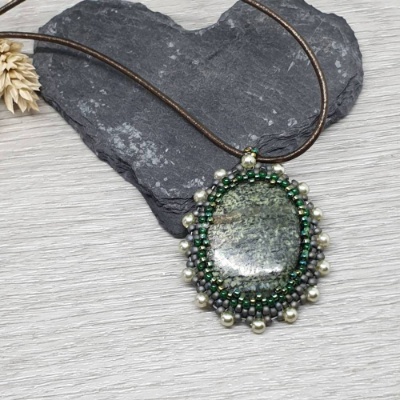 „Das Auge der Natur“ – Handgefertigter Anhänger mit Silberauge & Waldzauber