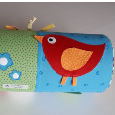 Bunte Krabbelrolle mit Rassel aus Baumwollstoff