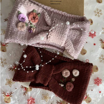 Geschenkidee Für Kinder: Handgestricktes Kinder Stirnband aus 100% Merinowolle mit Rosen-Stickerei, Ohrenwärmer in Puderrosa, KU 46-49cm