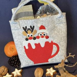 Stickdatei Tasse mit Weihnachtsmann und Rentier Aplikation und Vollstick Variante in 13x18,20x20,20x26 cm Bild 1