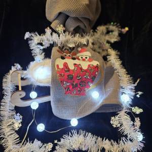 Stickdatei Tasse mit Weihnachtsmann und Rentier Aplikation und Vollstick Variante in 13x18,20x20,20x26 cm Bild 3