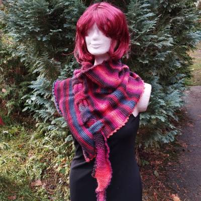 Gehäkeltes Stecktuch „Pfeilraupe“ aus Polyacryl – Tunesische Häkeltechnik, vielseitig & warm