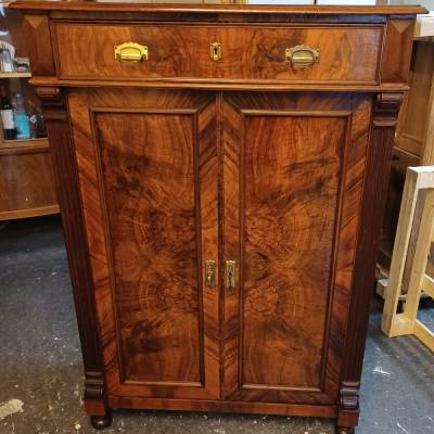 Antikes Vertiko um 1900 aus Nussbaum – Restauriert & Original erhalten