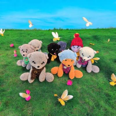 Süße, kuschelige Teddys, von Hand gehäkelt