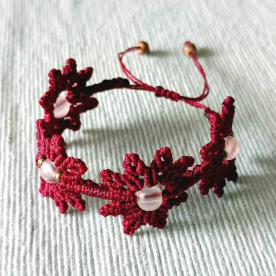 weinrotes  Makramee Armband im Sternendesign mit satinierten Glasperlen