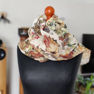 Weiches Chiffontuch mit zarten Blumen in warmen Farben