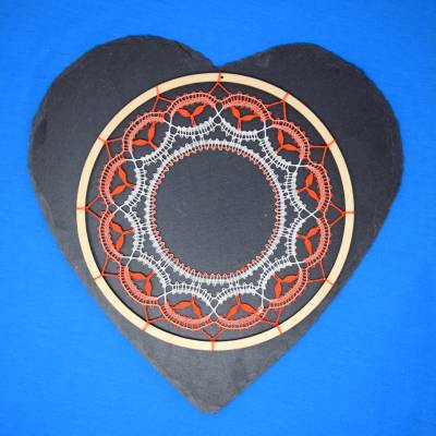 Fensterbild Oranger Kreisel im Holzrahmen – Handgefertigt mit Leinengarn und Baumwolle