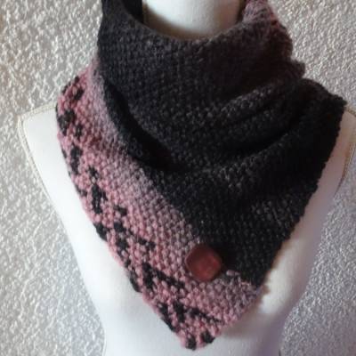 handgestrickter Loopschal mit Knopf