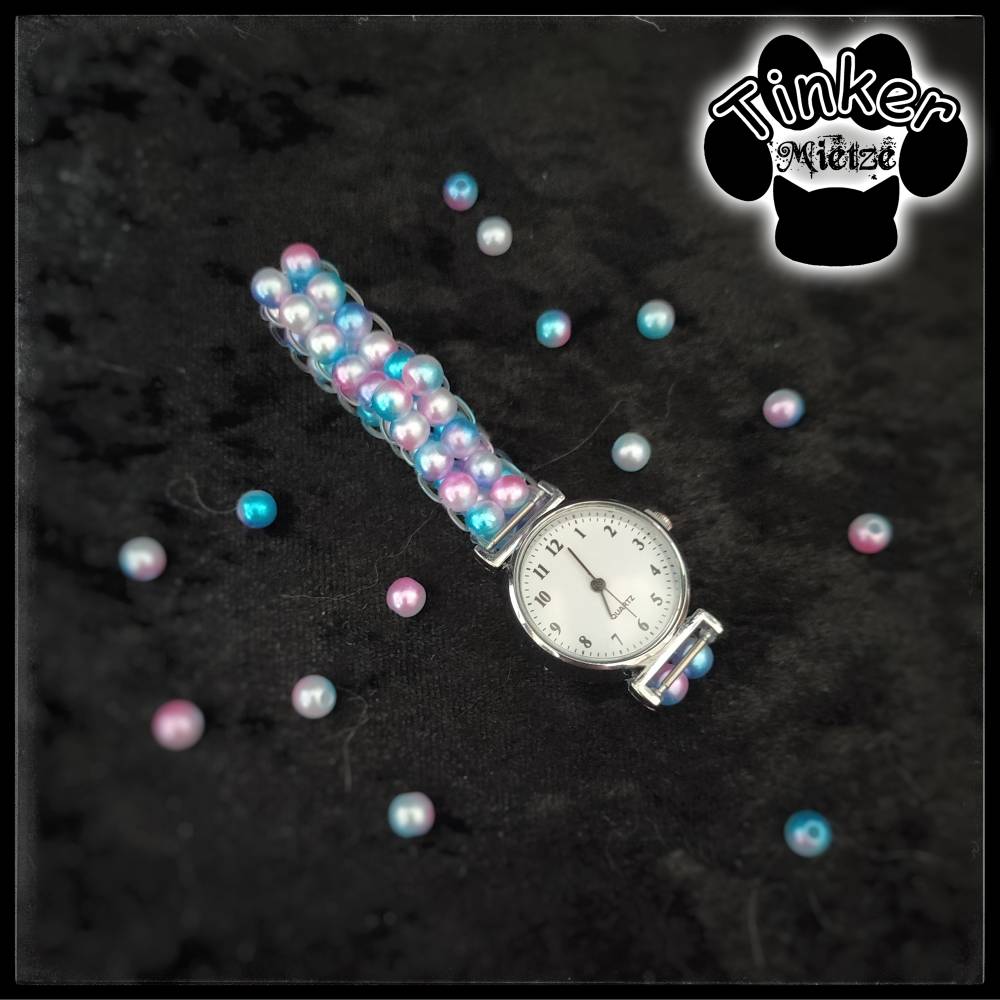 Uhr mit Perlenarmband
