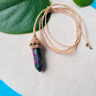 Makramee-Halskette mit Rubin-Zoisit-Spitze